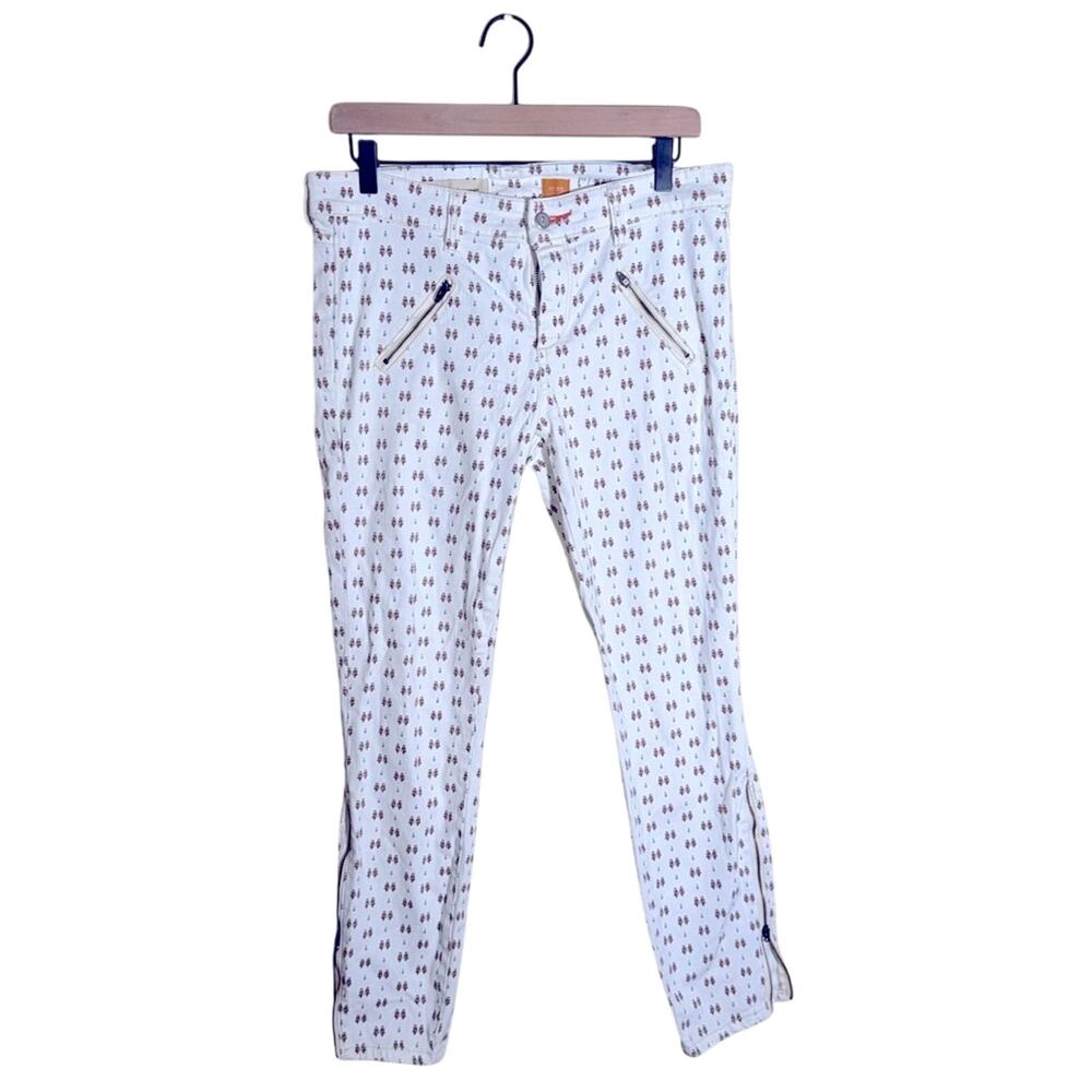 PILCRO ANTHRO White Jeans dopamine hitwith leaf Pattern and zipper details 29